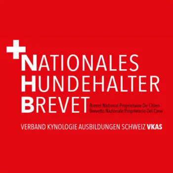 Auf rotem Hintergrund das Schweizer Kreuz und die Buchstaben Nationale Hunde Halter Brevet. Wobei die Buchstaben N und H und B fett gedruckt sind